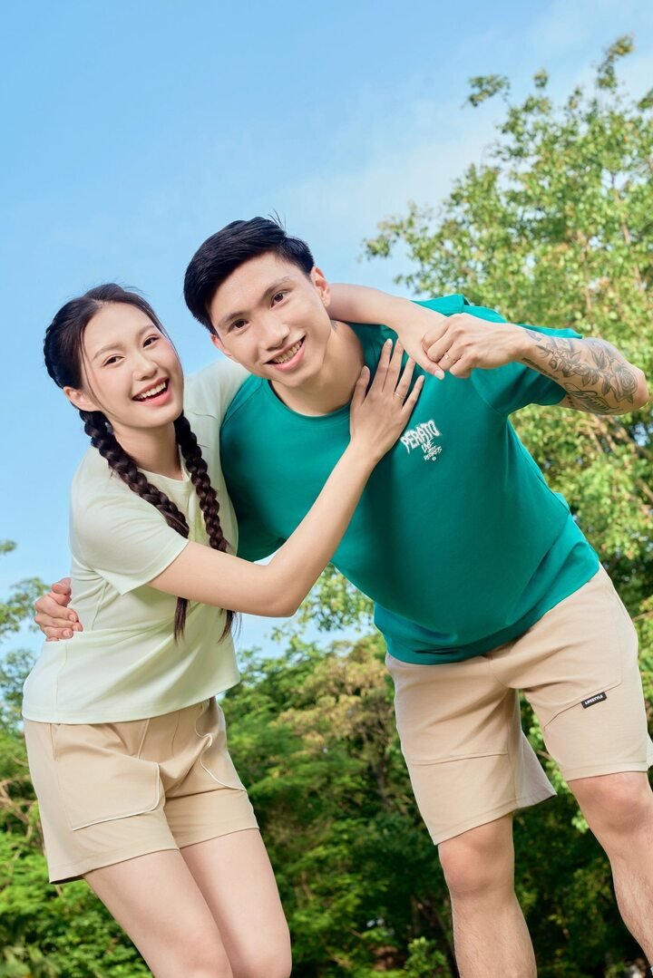 Trong dàn WAGs Việt, Doãn Hải My là cái tên nhận được nhiều chú ý của khán giả. Không chỉ xinh đẹp, học vấn nổi bật, Doãn Hải My còn được khen là ứng xử khéo léo, hết lòng vì chồng con.