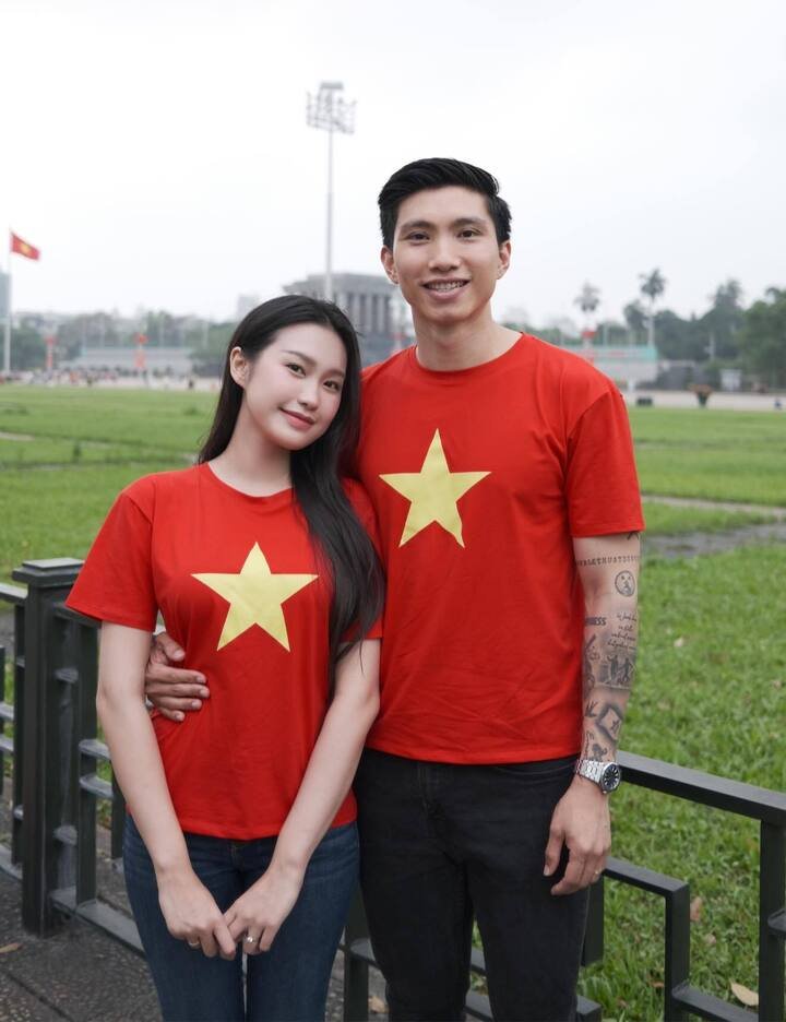 Sau khi trở thành vợ cầu thủ Đoàn Văn Hậu vào cuối năm 2023, Doãn Hải My vẫn giữ phong cách kín đáo, nền nã. Cặp đôi cũng cởi mở hơn trong việc chia sẻ hình ảnh đời thường.