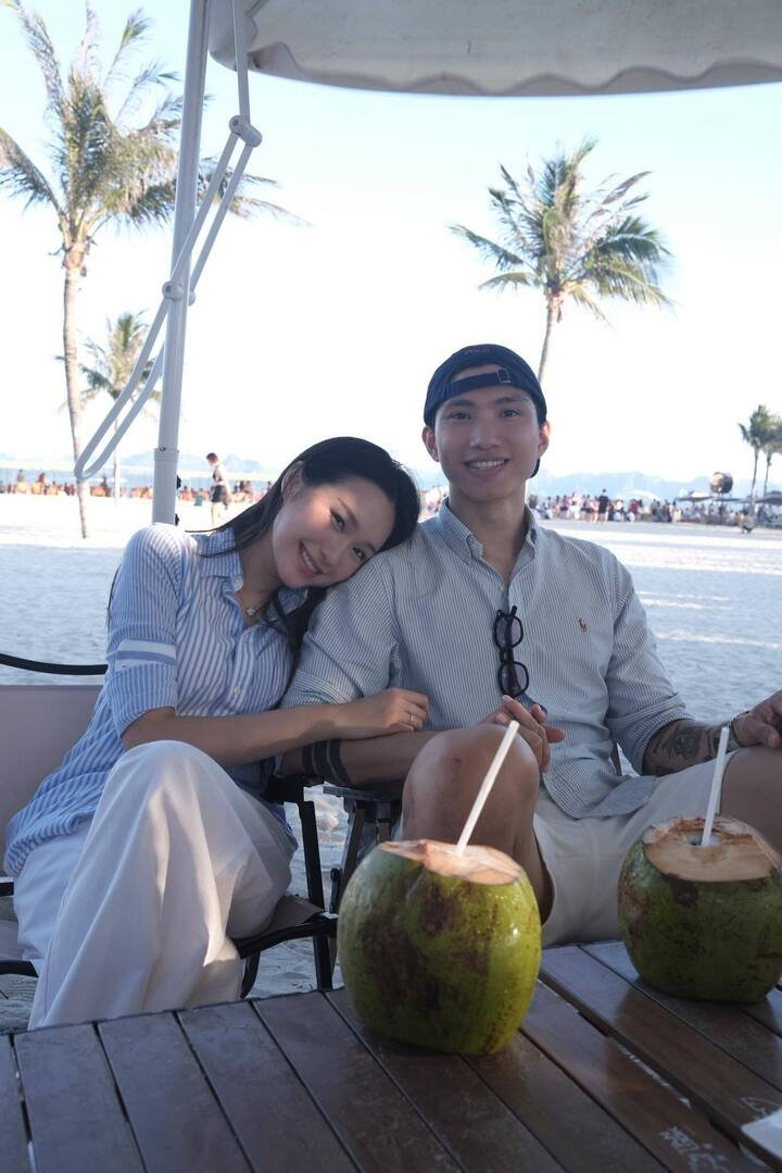 Cả hai thường xuyên xuất hiện bên nhau trong các chuyến nghỉ dưỡng, dự sự kiện hoặc đơn giản là những khoảnh khắc đời thường ngọt ngào nhưng đủ