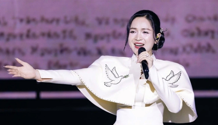 Ca sĩ Duyên Quỳnh lộ hát nhép ở lễ trao giải Làn Sóng Xanh.