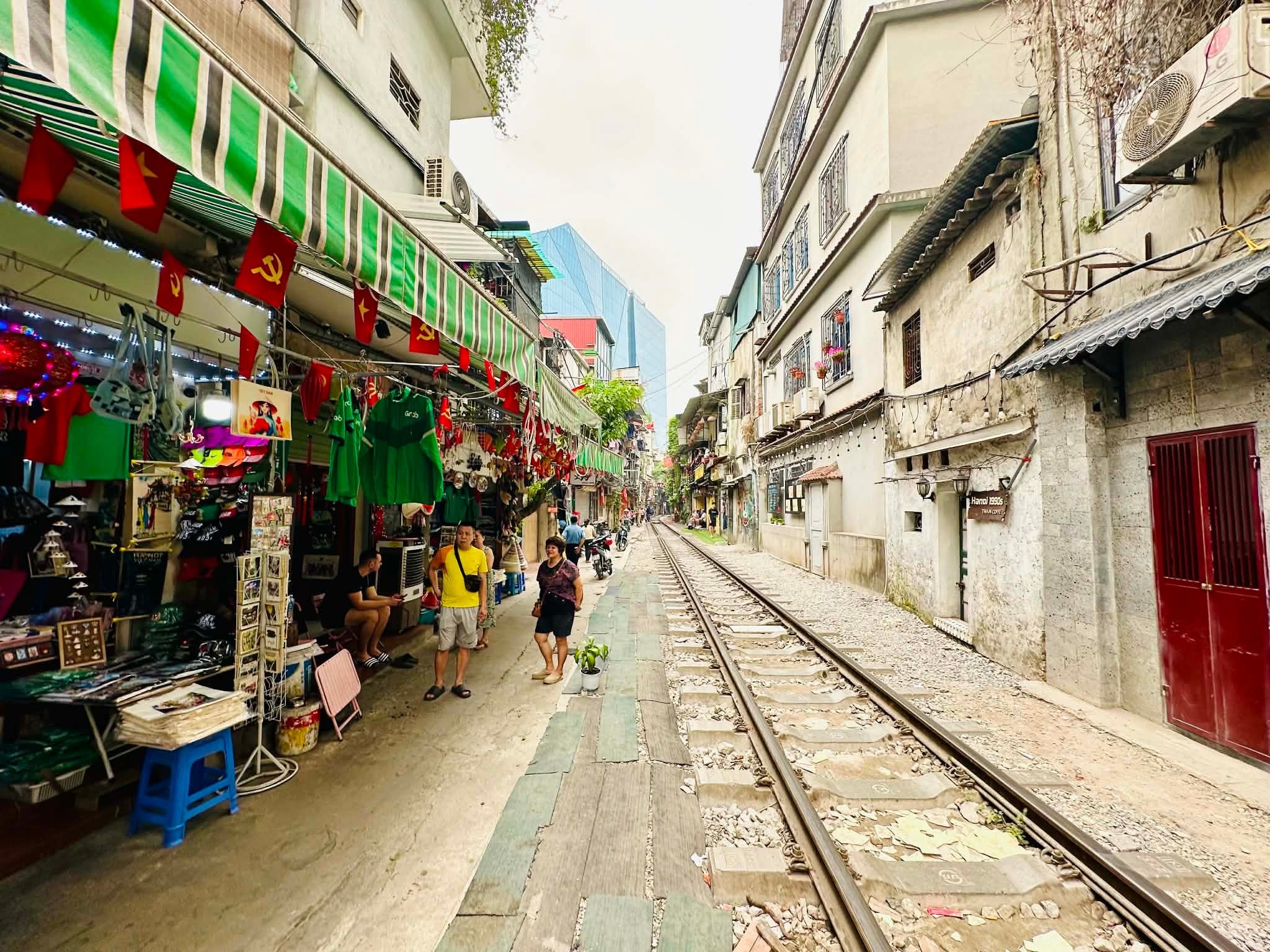 Các hộ dân sinh sống tại đây được yêu cầu không vi phạm hành hang an toàn đường sắt, không tổ chức đón khách du lịch. Ảnh: Ho