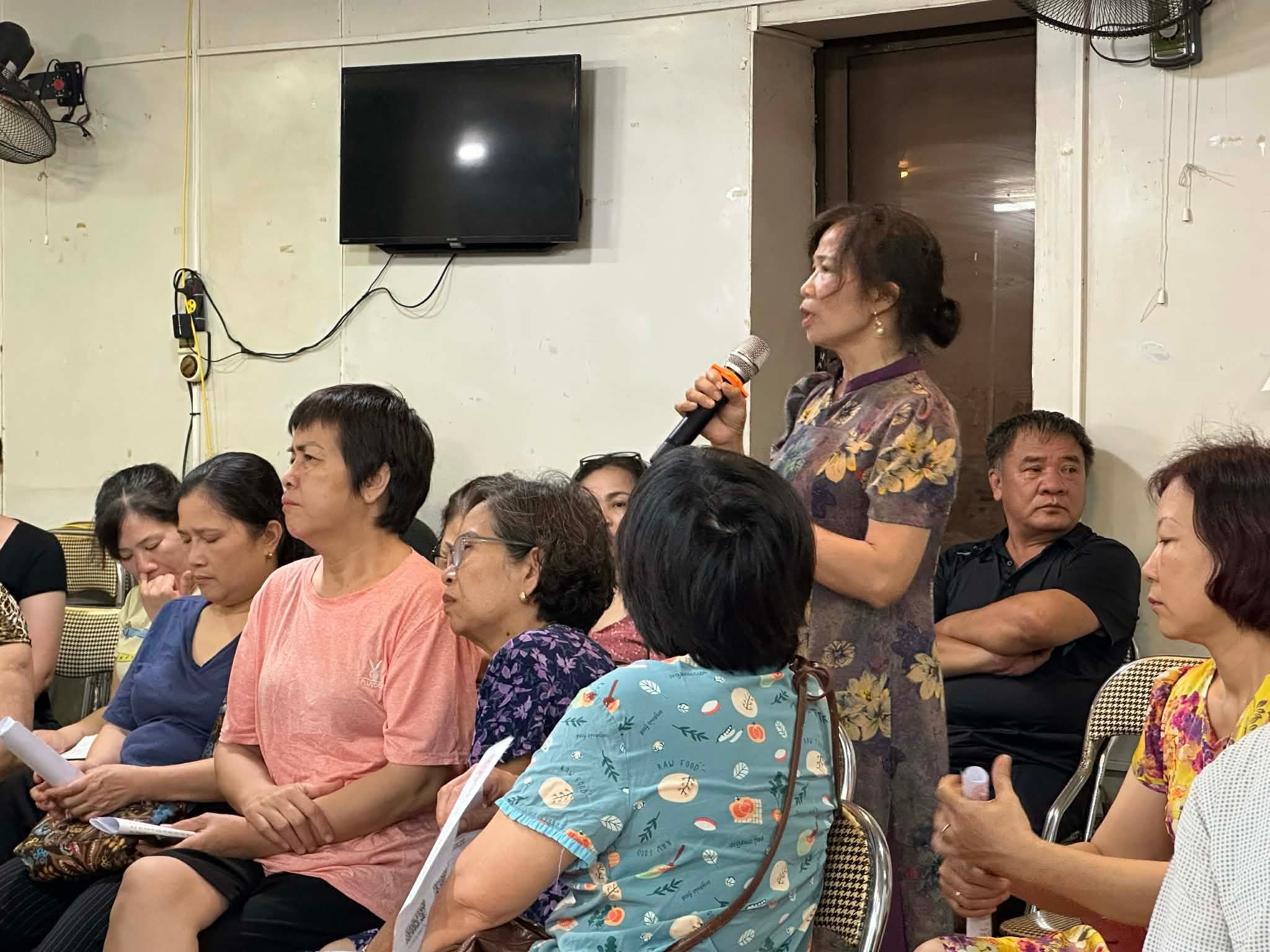 Người dân bày tỏ mong muốn, nguyện vọng tại buổi tuyên truyền. Ản