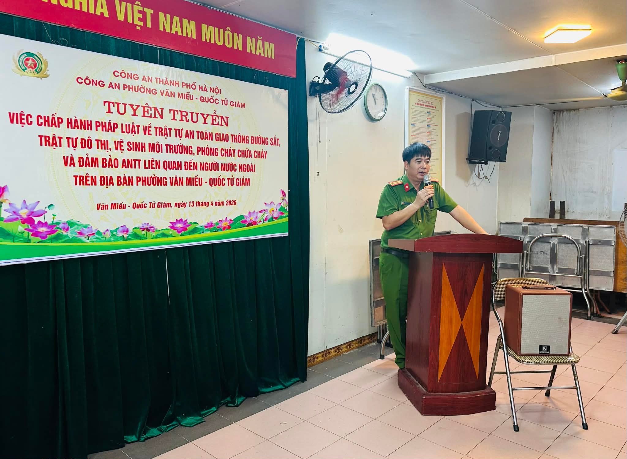 Phó Trưởng Công an phường Văn Miếu – Quốc Tử Giám Đậu Khánh Hoàn yêu cầu người dân chấp hành đúng quy định an toàn hành lang đươn