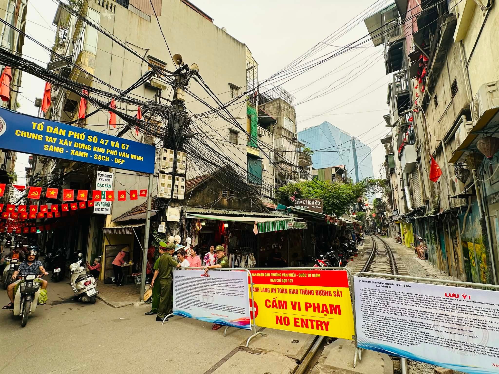 Phường Văn Miếu – Quốc Tử Giám (Hà Nội) quyết liệt xử lý vi phạm an toàn hành lang đường sắt. Lực lượng chức năng túc trực tại tuyến đường đi qua đoạn Khâm Thiên, Lê Duẩn. Ảnh: Hoàng Quyên.