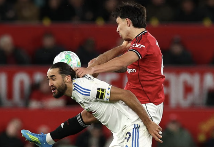 Tình huống khiến Lisandro Martinez nhận thẻ đỏ. (Nguồn: Reuters)