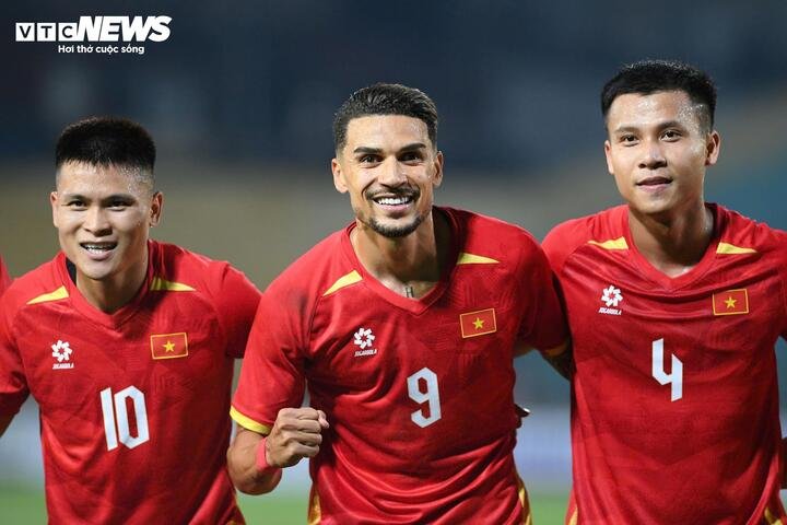 Đỗ Hoàng Hên (số 9) lần đầu ra sân cho đội tuyển Việt Nam ở trận giao hữu với Bangladesh ngày 26/3/2026. (Ảnh: Đắc Huy)