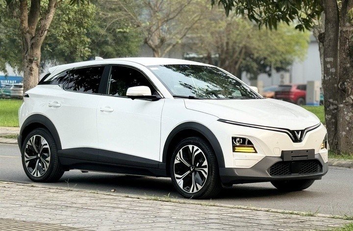 VinFast VF 6 ghi điểm với khách hàng gia đình nhờ không gian rộng rãi và tính năng an toàn thông minh.