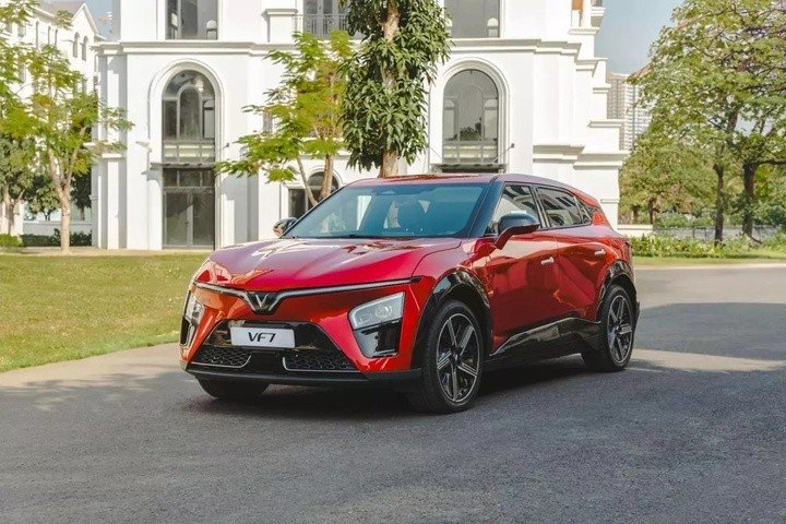 VinFast VF 7 là lựa chọn của nhóm khách hàng yêu thích công nghệ và thiết kế trẻ trung.