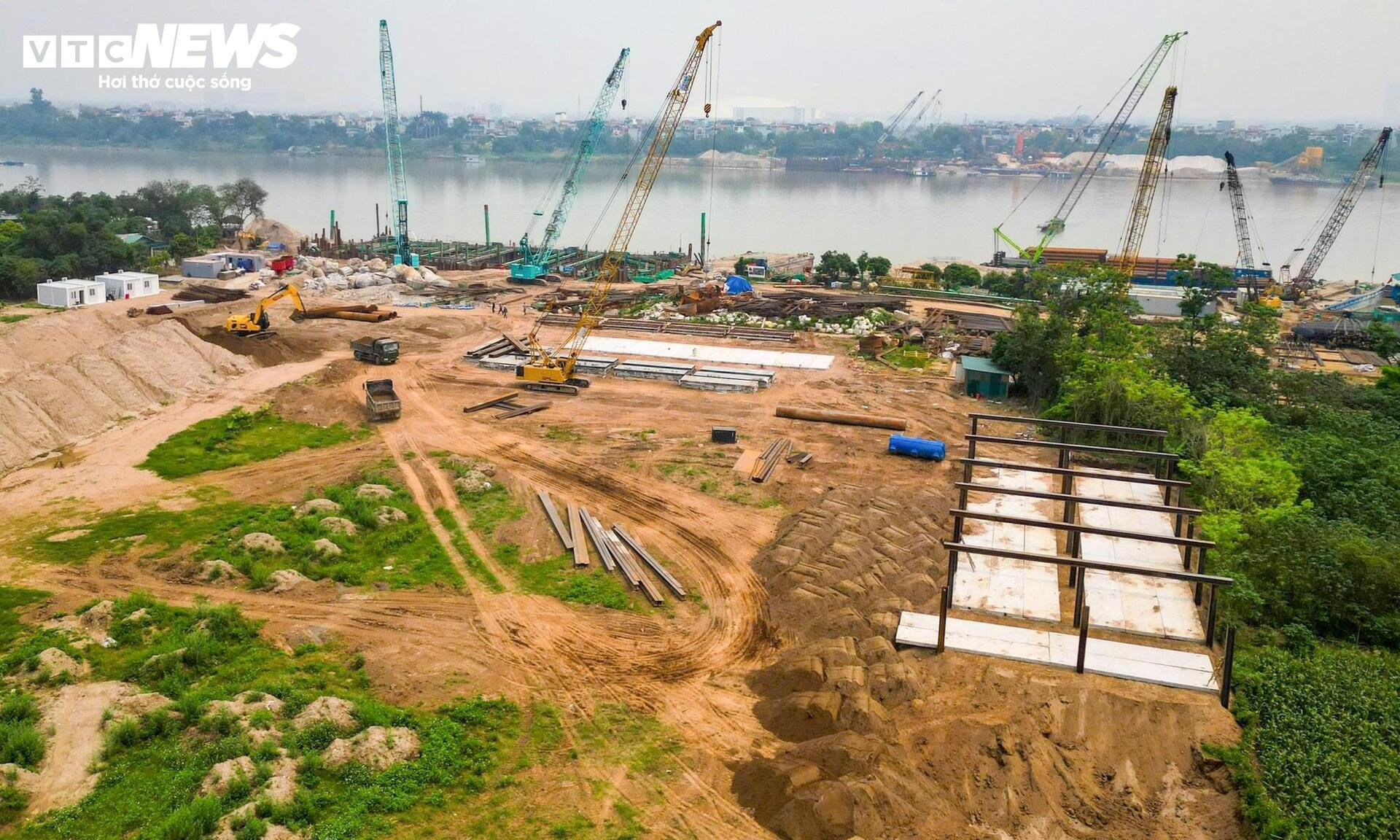 Đại công trường cầu Tứ Liên bắc qua sông Hồng sau gần 1 năm thi công - 1