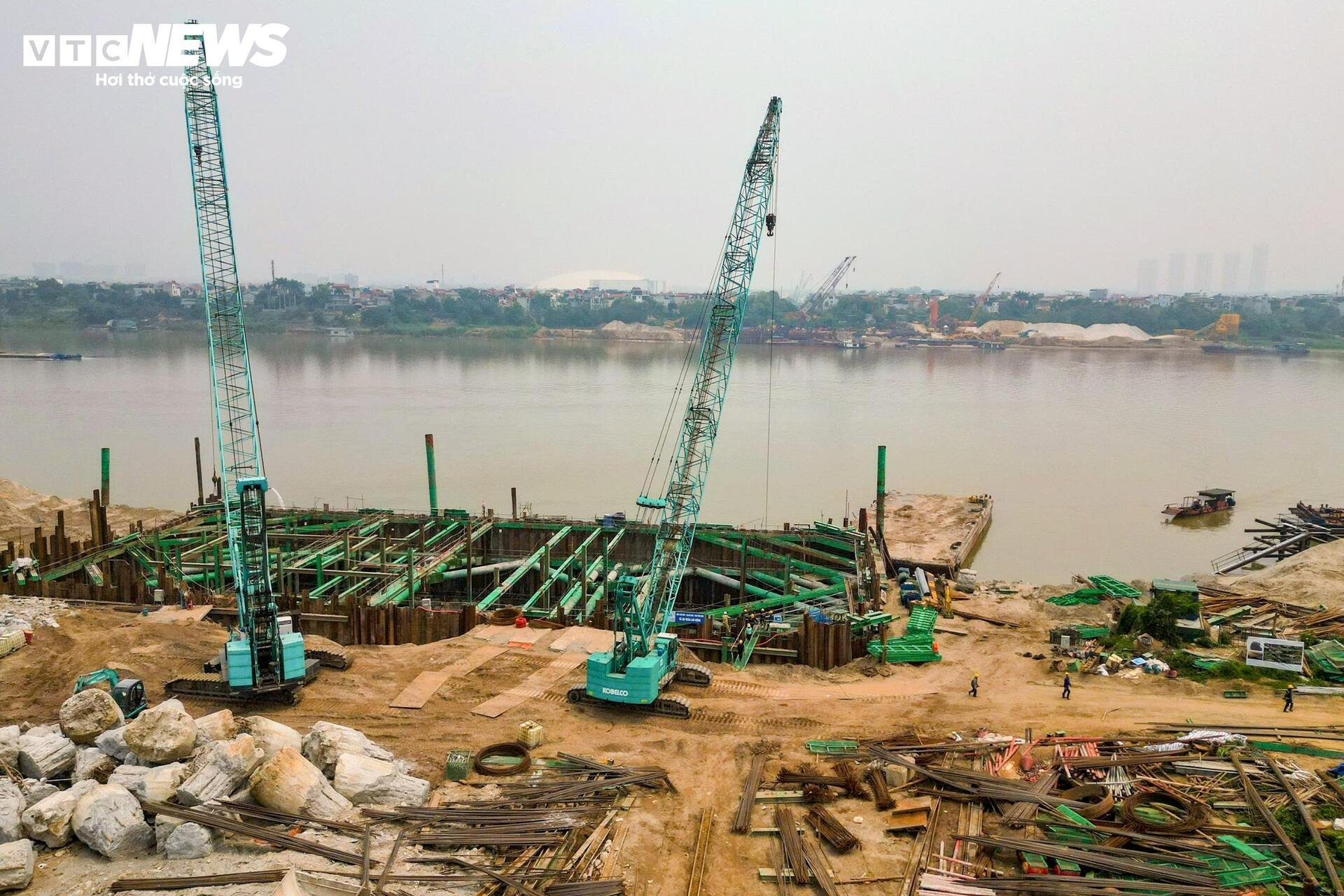 Đại công trường cầu Tứ Liên bắc qua sông Hồng sau gần 1 năm thi công - 3