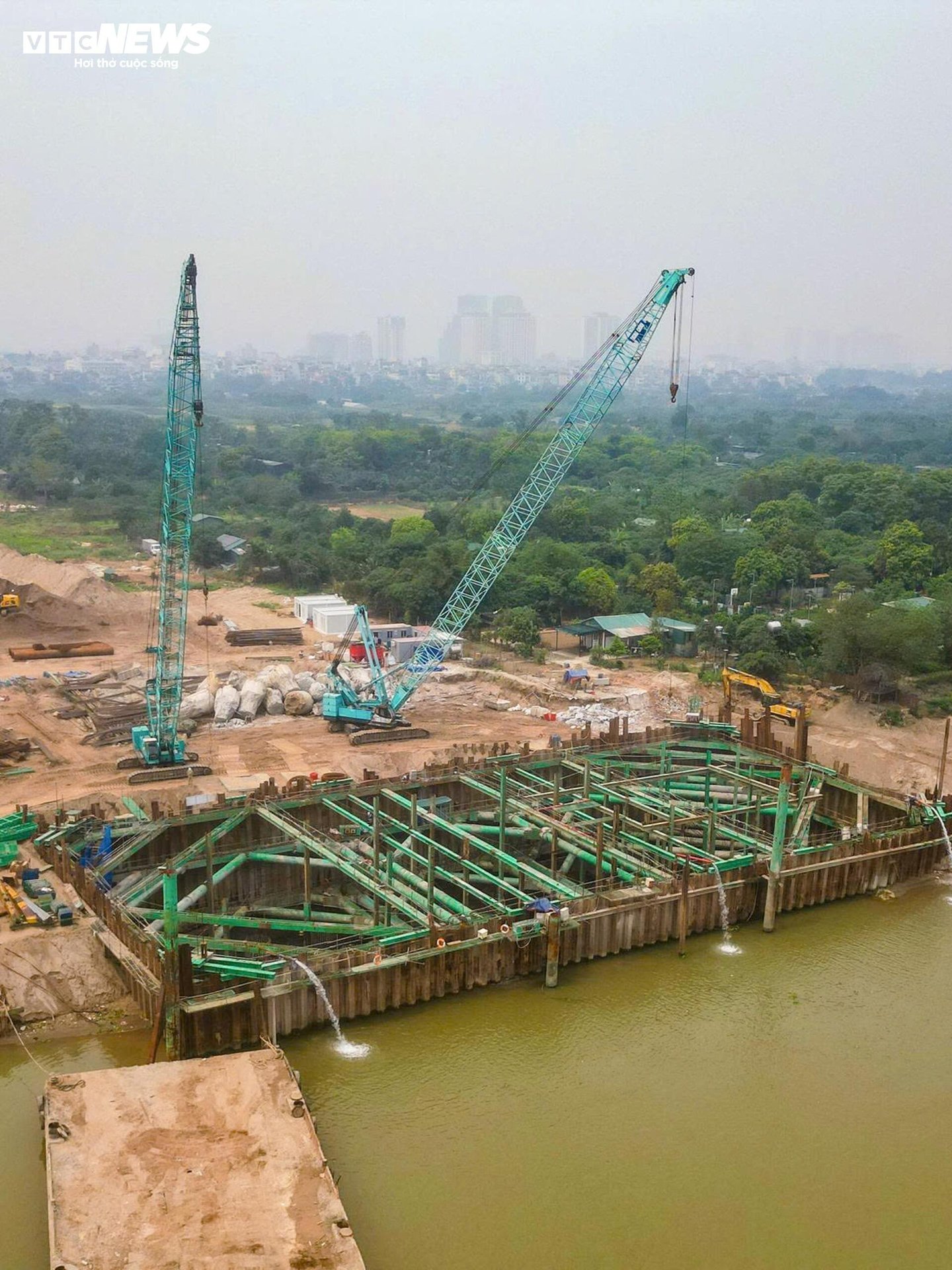 Đại công trường cầu Tứ Liên bắc qua sông Hồng sau gần 1 năm thi công - 5