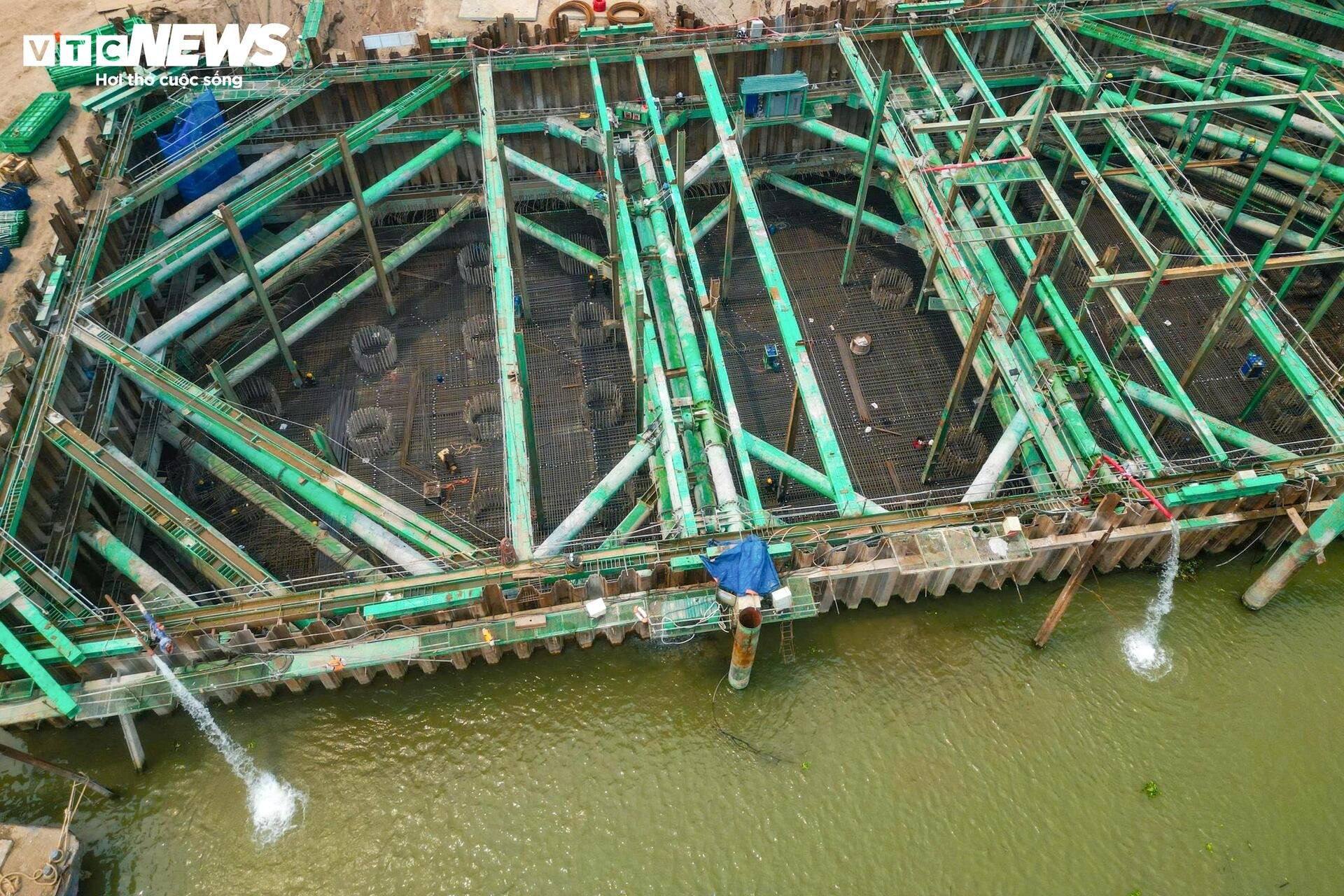 Đại công trường cầu Tứ Liên bắc qua sông Hồng sau gần 1 năm thi công - 7