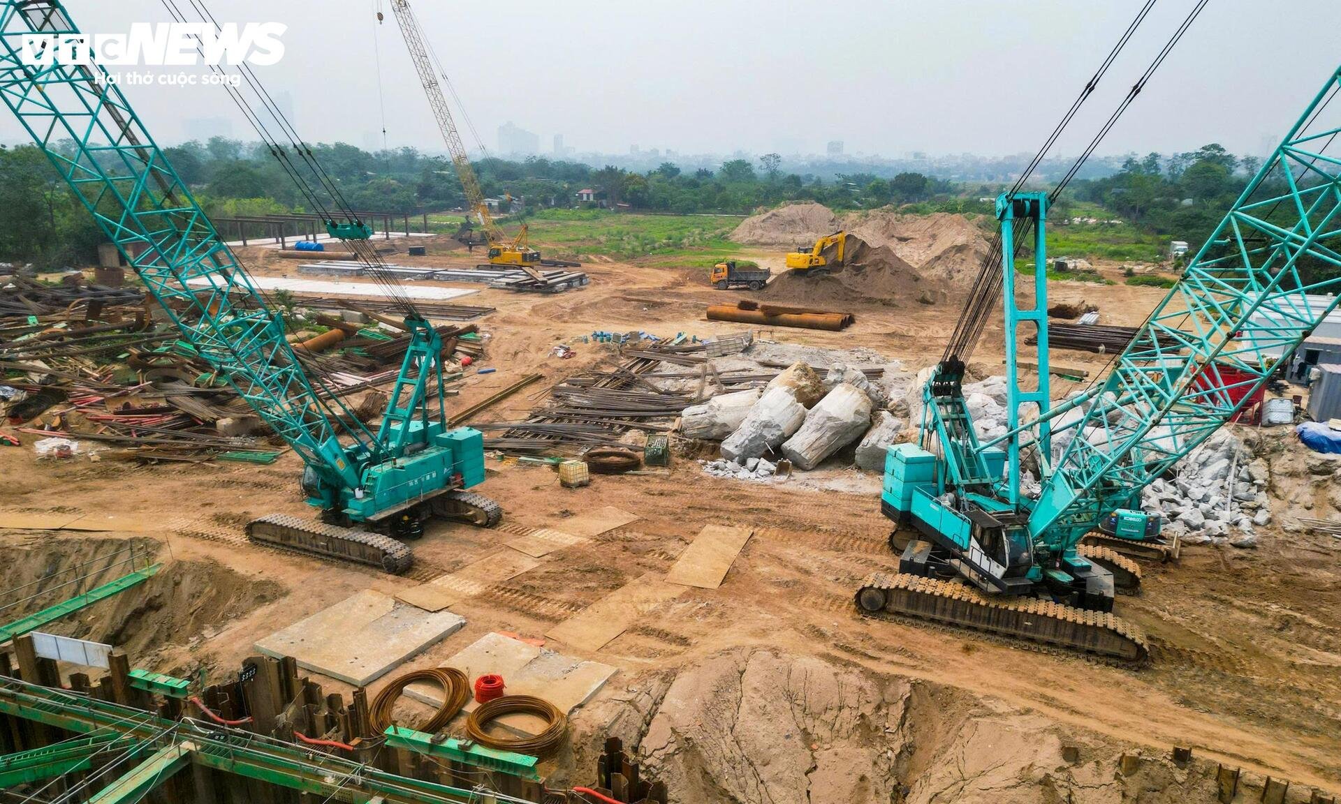 Đại công trường cầu Tứ Liên bắc qua sông Hồng sau gần 1 năm thi công - 16