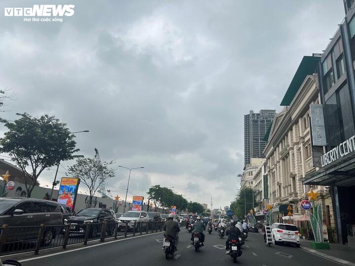 Người dân mong có mưa giải nhiệt sau chuỗi ngày nắng nóng.