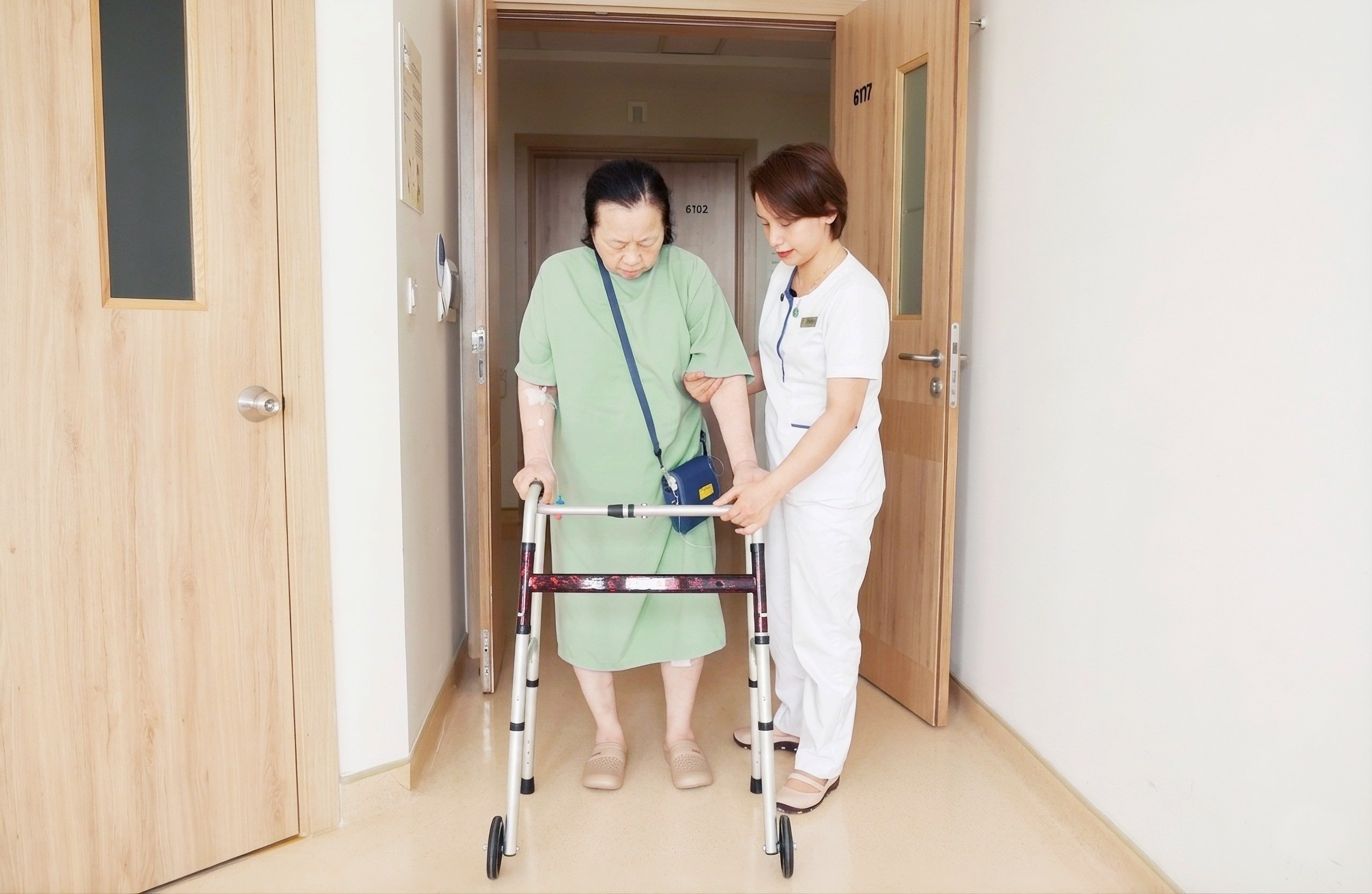 14-1776164615-vinmec-hai-phong-thay-khop-goi-bang-robot-ai-benh-nhan-di-lai-chi-sau-3-gio