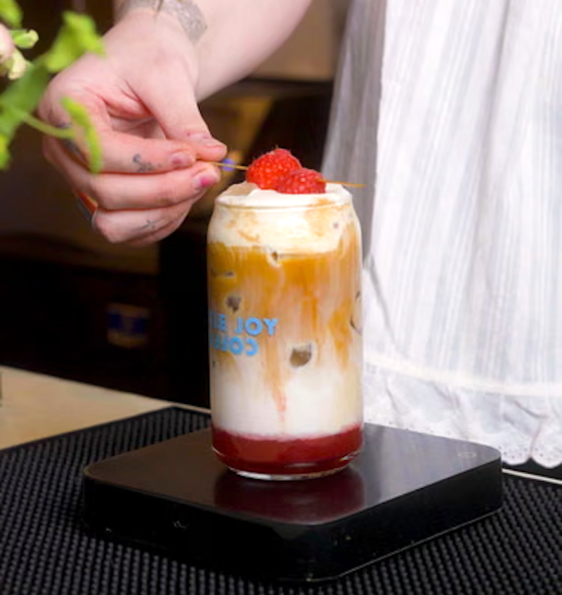 Món đồ uống gây sốt ở nhiều quốc gia có tên gọi cà phê sữa bánh Danish mâm xôi. Ảnh: Little Joy Coffee