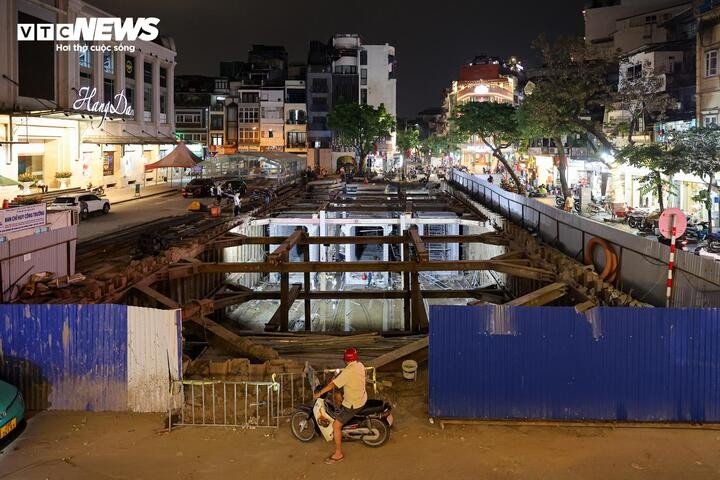 Hà Nội đang triển khai đồng loạt nhiều dự án cải tạo, nâng cấp hệ thống thoát nước tại khu vực nội đô nhằm từng bước khắc phục tình trạng úng ngập sau mưa lớn. Trong đó, dự án bể ngầm chứa nước mưa khu vực Hàng Da, khởi công từ tháng 2/2026 với tổng mức đầu tư hơn 30 tỷ đồng, được xác định là hạng mục cấp bách, vì vậy công trình đang được thi công khẩn trương, xuyên ngày đêm.