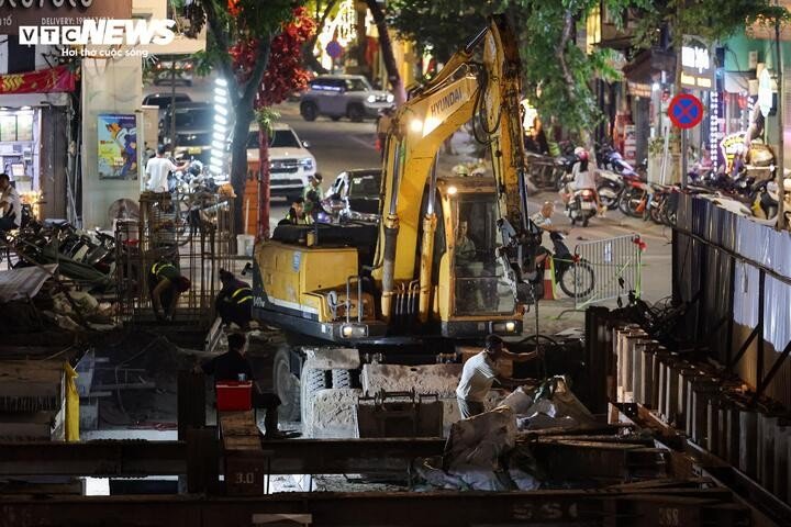 Về tiến độ, ông Hoàng Quốc Khánh, Phó chỉ huy công trường, cho biết, các hạng mục khó như ép cọc cừ Larsen, thi công móng và di dời công trình ngầm đã hoàn thành 100%. Hiện công tác lắp đặt cống đạt 22/84 đốt, dự kiến hoàn thiện vào khoảng ngày 26/4.