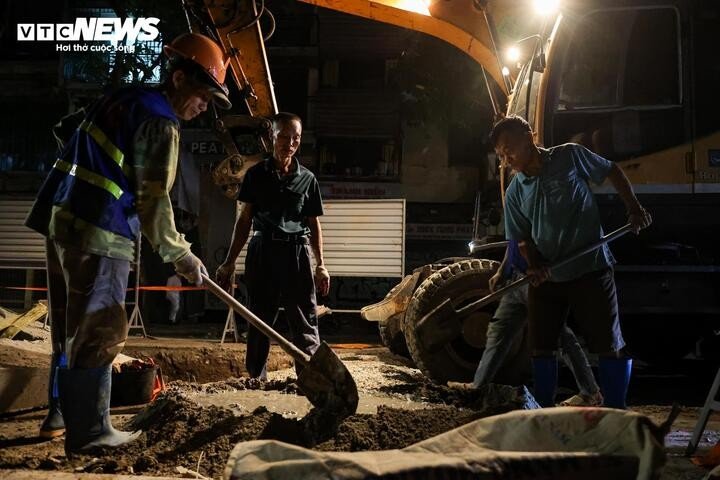 Tại phố Phùng Hưng, các điểm thi công trên toàn tuyến đang được triển khai khẩn trương.