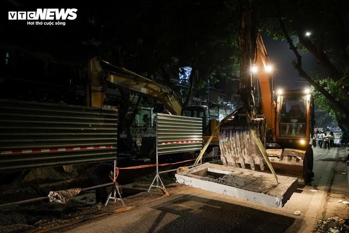 Xuyên đêm thi công loạt công trình chống ngập trong lòng phố cổ Hà Nội - 8