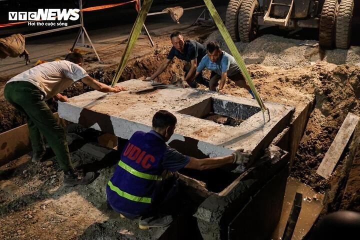 Xuyên đêm thi công loạt công trình chống ngập trong lòng phố cổ Hà Nội - 9