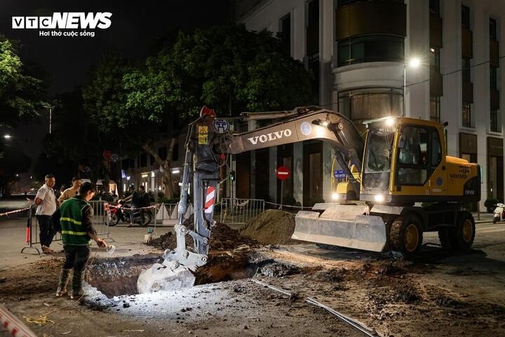 Công nhân cho biết, quá trình thi công gặp nhiều khó khăn do phải thực hiện cuốn chiếu và hoàn trả mặt bằng trước 5h sáng để không ảnh hưởng đến sinh hoạt, giao thông của người dân. Bên cạnh đó, khi đào hạ cốt nền lắp đặt tuyến cống hộp mới, đơn vị thi công thường xuyên gặp các tuyến cáp ngầm, khiến thời gian xử lý kéo dài.