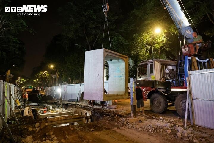 Tại phố Phan Chu Trinh, máy móc và công nhân đang khẩn trương thi công, các đốt cống hộp liên tục được lắp đặt.
