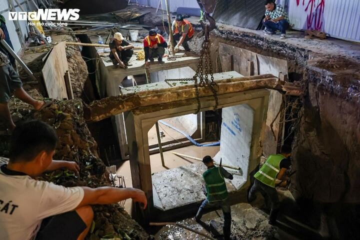 Công nhân đang lắp đặt, căn chỉnh và chèn kín các đốt cống hộp nhằm hạn chế tối đa ảnh hưởng đến hệ thống hạ tầng, cáp ngầm hiện hữu.