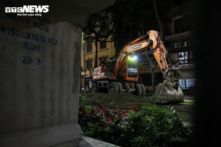 Các đơn vị áp dụng hình thức thi công cuốn chiếu, tổ chức rào chắn từ 22h đêm hôm trước đến 5h sáng hôm sau, sau đó hoàn trả kết cấu mặt đường đến lớp thảm thô, bảo đảm cao độ tương đương hiện trạng trước khi triển khai phân đoạn tiếp theo.