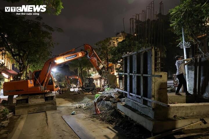 Xuyên đêm thi công loạt công trình chống ngập trong lòng phố cổ Hà Nội - 21