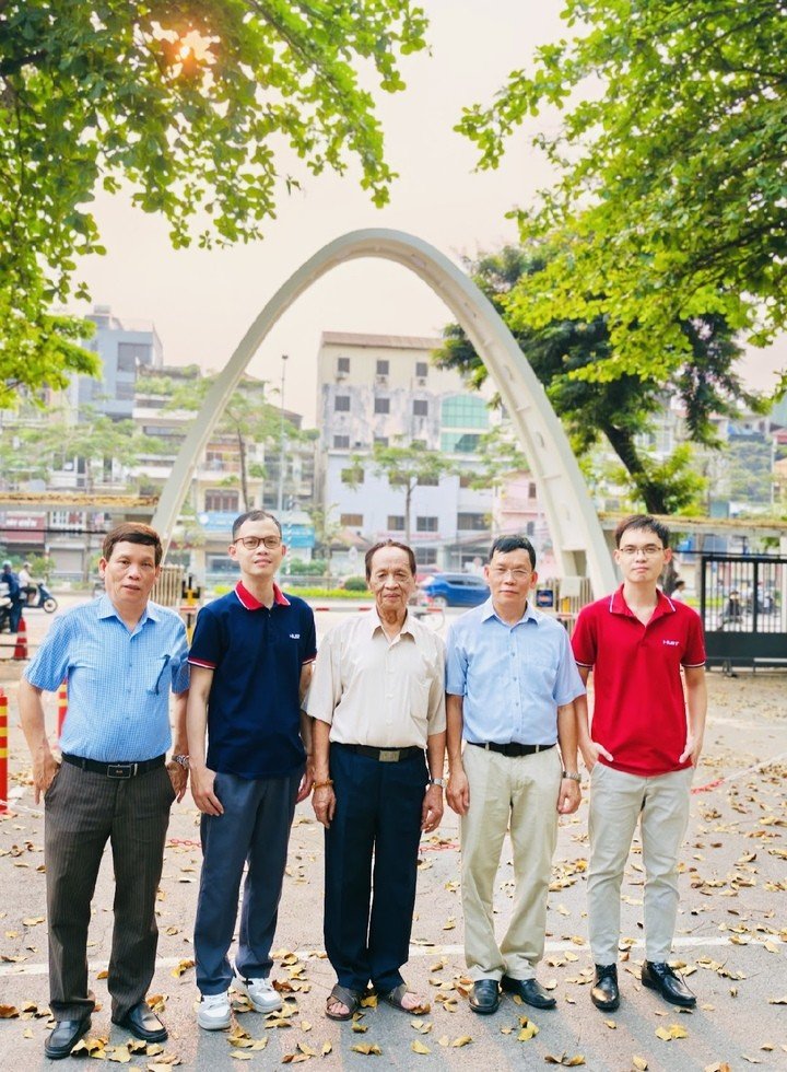 Ba thế hệ cùng chụp ảnh lưu niệm ở cổng trường Đại học Bách khoa Hà Nội.