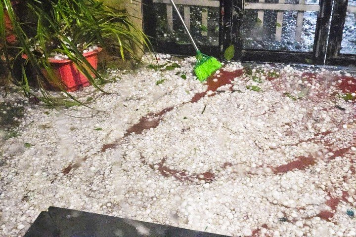 Mưa đá kéo dài trong khoảng 10-15 phút với mật độ dày. (Ảnh: N.N.)