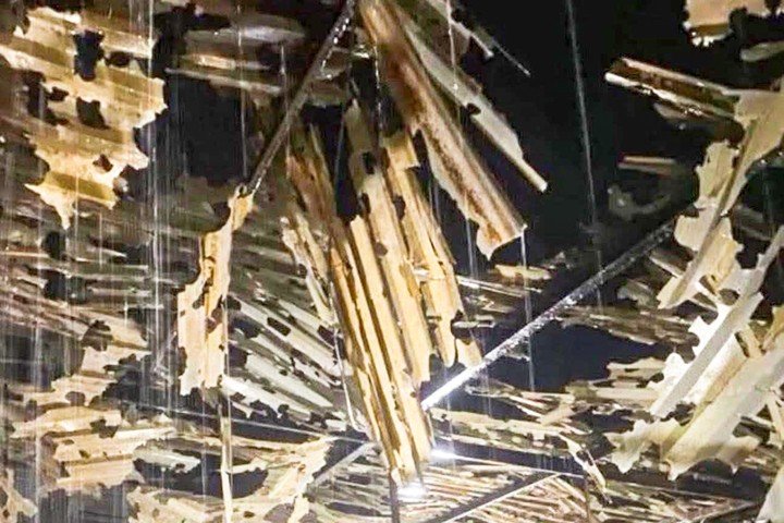 Mưa đá to như quả trứng dội xuống Lào Cai, xuyên thủng mái nhà, vỡ kính ô tô - 3