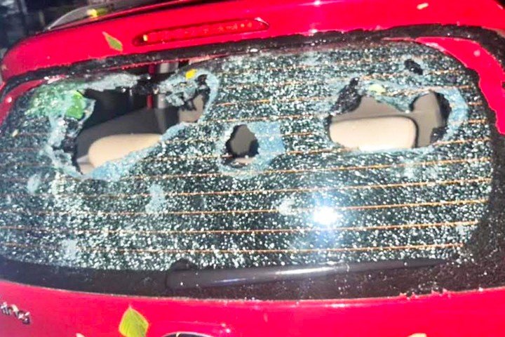 Mưa đá to như quả trứng dội xuống Lào Cai, xuyên thủng mái nhà, vỡ kính ô tô - 4