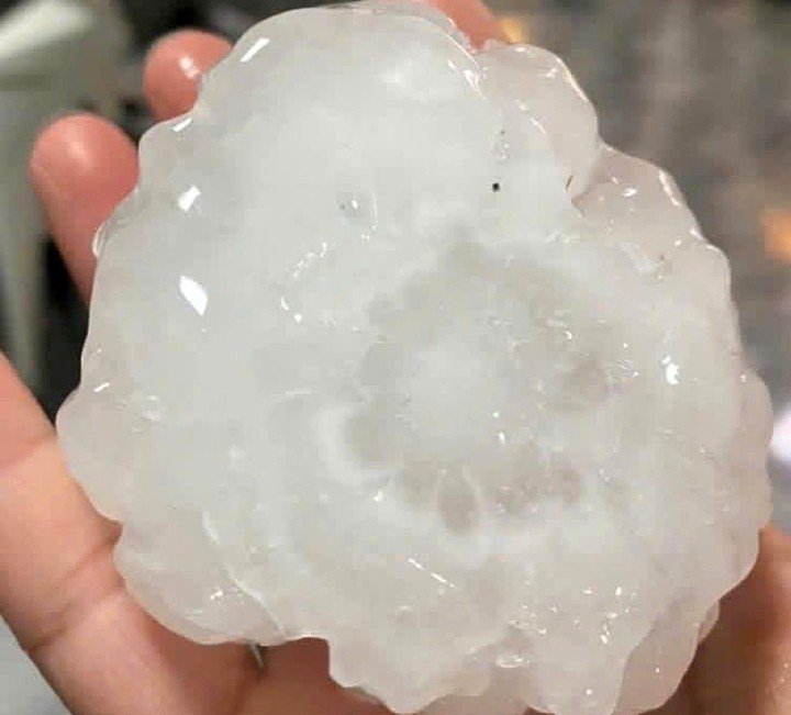 Mưa đá kích thước lớn trút xuống Lào Cai. (Ảnh: Cổng thông tin điện tử tỉnh Lào Cai)