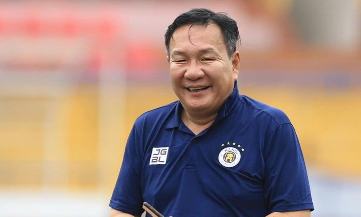 Ông Hoàng Văn Phúc dẫn dắt đội tuyển nữ Việt Nam.