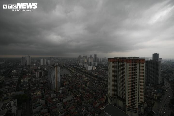 Bầu trời Hà Nội khu vực phường Hà Đông tối sầm, mây đen bao trùm. (Ảnh: Viên Minh)
