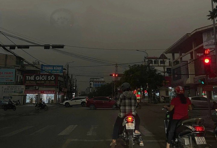 Nhiều khu vực trên địa bàn tỉnh Thái Nguyên lúc 7h30 tối đen như ban đêm. (Ảnh: Ngọc Dung)