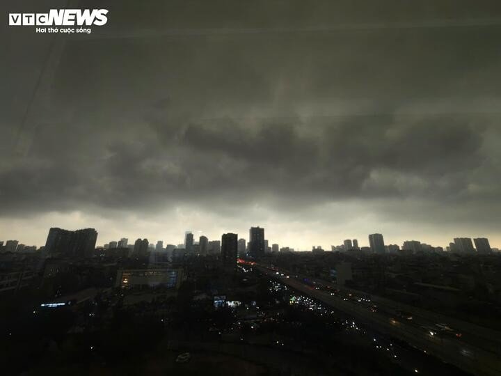 Bầu trời Hà Nội tối sầm sáng 17/4.