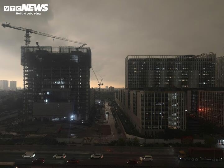 Gần 9 giờ sáng nhưng bầu trời vẫn tối sầm.