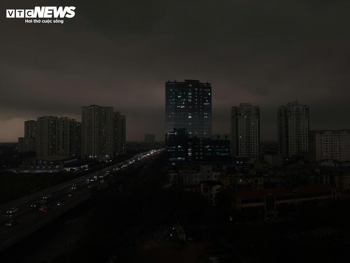 Bầu trời Hà Nội tối sầm lúc 9h, mưa dông bao phủ khắp nơi - 7