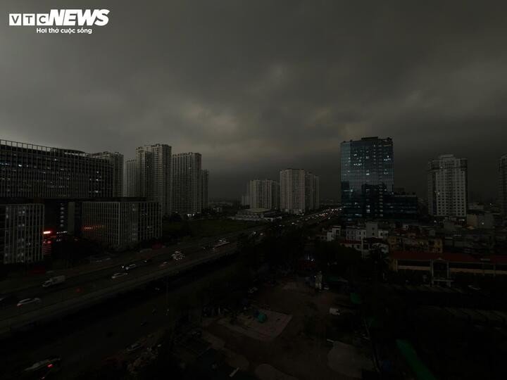 Mây đen đang ùn ùn kéo về khu vực trung tâm Hà Nội.