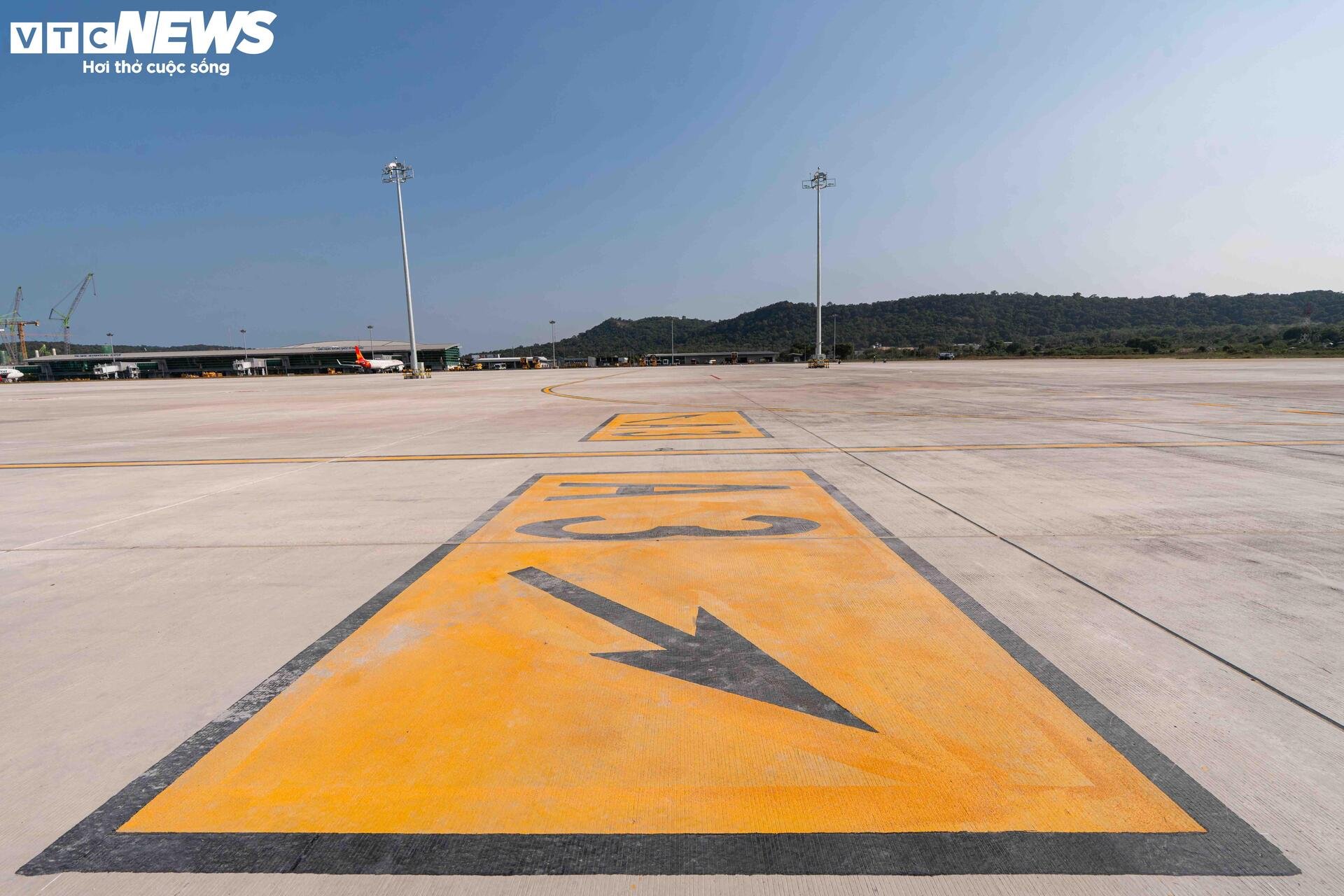 Cận cảnh công trường dự án mở rộng sân bay Phú Quốc phục vụ APEC 2027 - 11