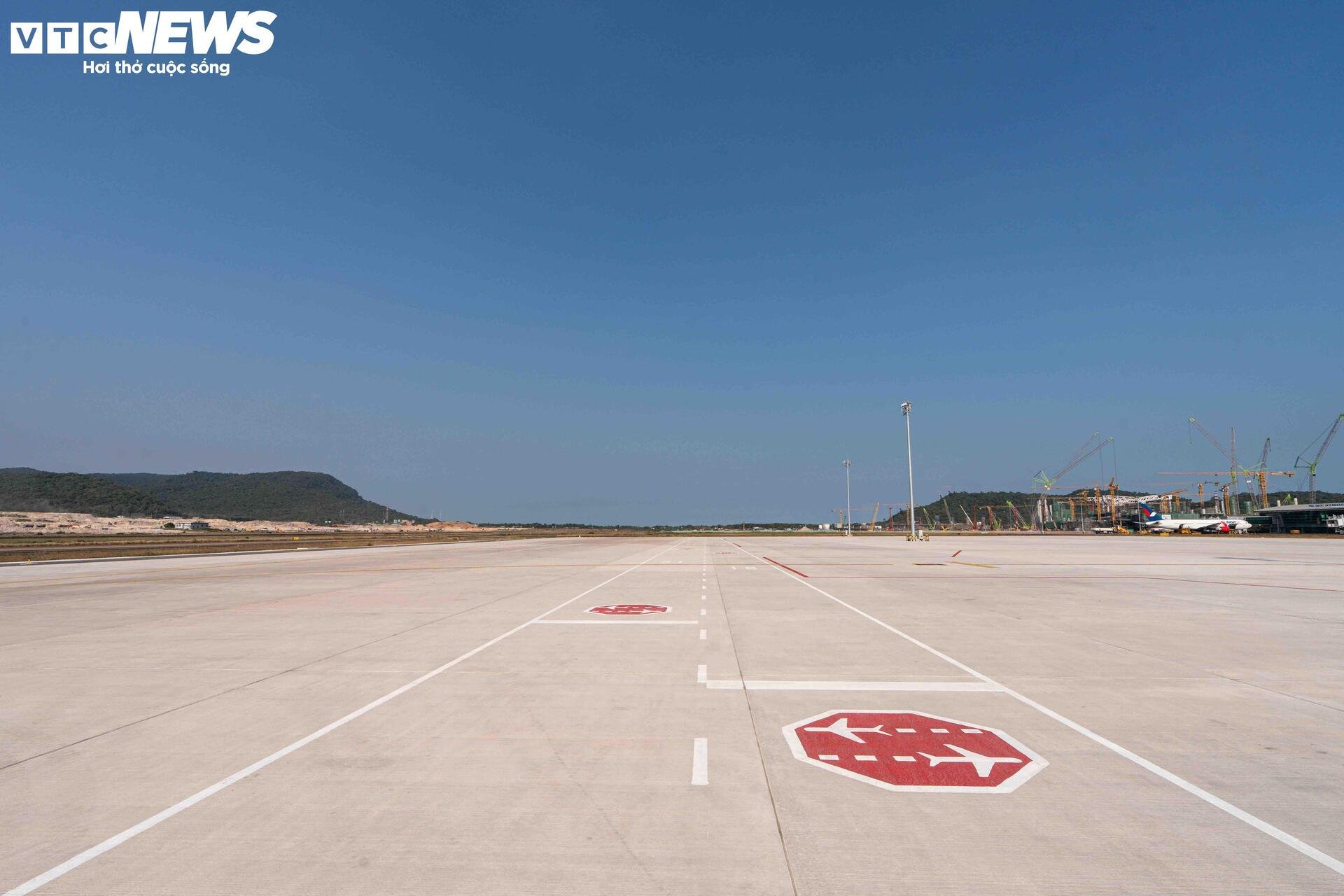 Cận cảnh công trường dự án mở rộng sân bay Phú Quốc phục vụ APEC 2027 - 12