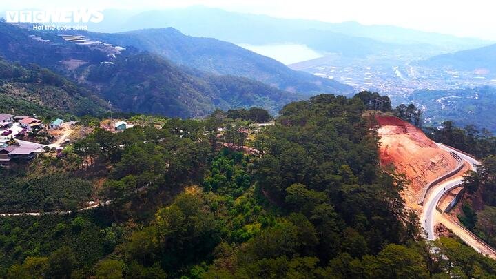 Hình ảnh này gây nhiều băn khoăn bởi đèo D'Ran không chỉ là tuyến đường liên tỉnh quan trọng mà còn là con đường mưu sinh, an toàn hằng ngày của hàng ngàn người dân.