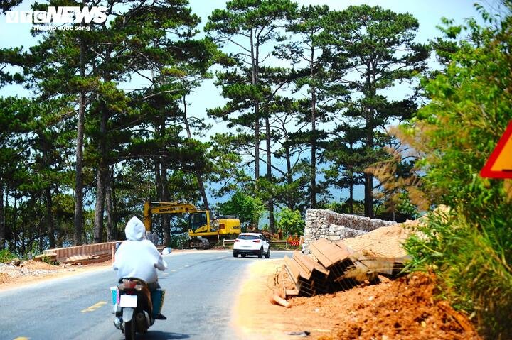 Đêm 28/10/2025, tại Km262+400 đến Km262+530 trên Quốc lộ 20, đoạn qua cầu Treo, thuộc đèo D'Ran, xảy ra vụ sạt lở nghiêm trọng.