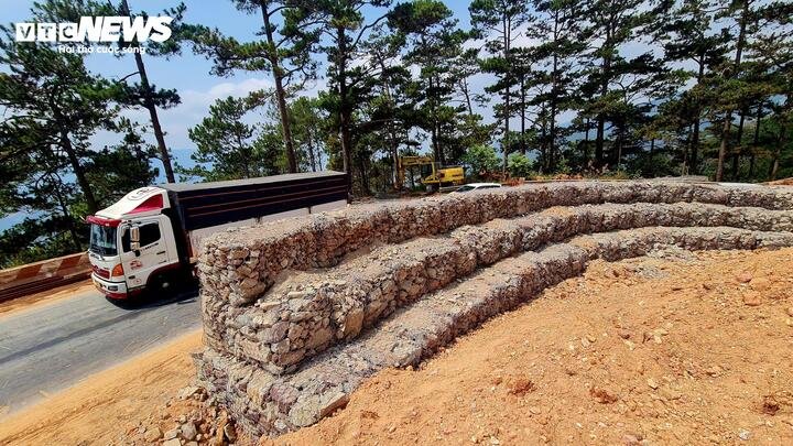 Theo lãnh đạo Sở Xây dựng tỉnh Lâm Đồng, dù đã san gạt hạ tải đất phía sườn đồi nhưng khu vực này vẫn xuất hiện các vết nứt kéo dài, tiềm ẩn nguy cơ sạt trượt tiếp.