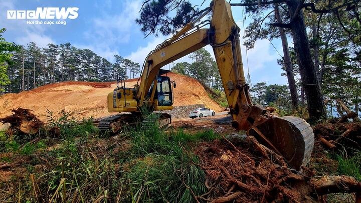 Từ đầu tháng 4 đến nay, Đà Lạt liên tục xuất hiện mưa lớn trái mùa. Nếu điểm sạt lở trên đèo D'Ran không sớm được xử lý dứt điểm trước mùa mưa, nguy cơ tái diễn ách tắc trên tuyến đường huyết mạch nối Đà Lạt - Phan Rang là hoàn toàn có thể xảy ra.