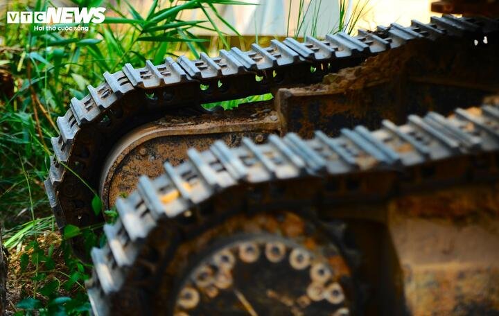 Việc khắc phục sạt lở trên đèo D'Ran kéo dài, các phương tiện 