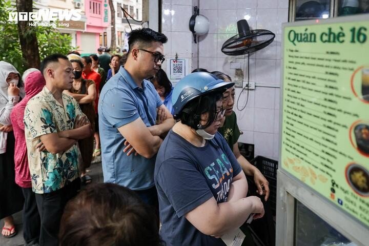 Chị Cẩm Tú (phường Hoàn Kiếm) chia sẻ, năm nào cũng vậy, chị dậy sớm đi mua bánh trôi, bánh chay về thắp hương. Theo chị, nếu Tết Nguyên đán gắn với bánh chưng thì Tết Hàn thực không thể thiếu hai món bánh truyền thống này.